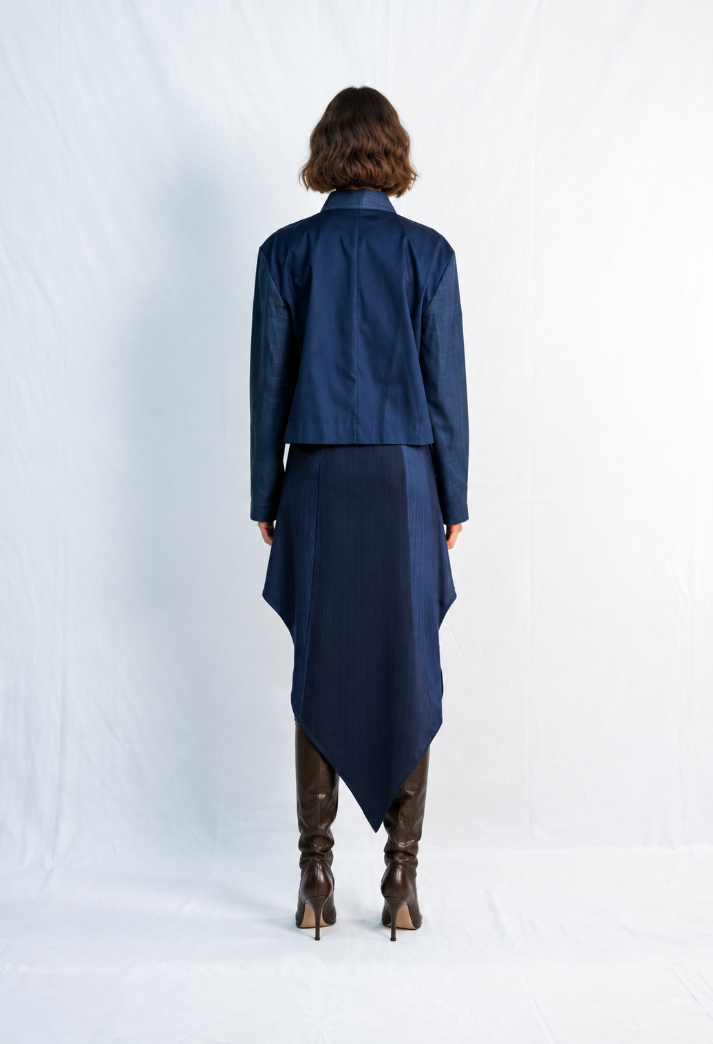 Lookbook in blu navy e stivali marroni