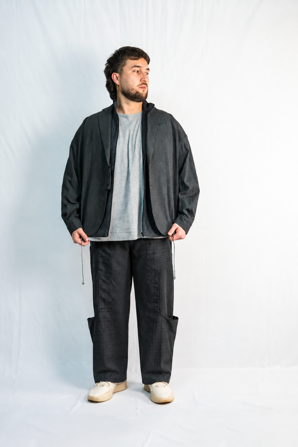 Ritratto di moda con pantaloni impeccabili