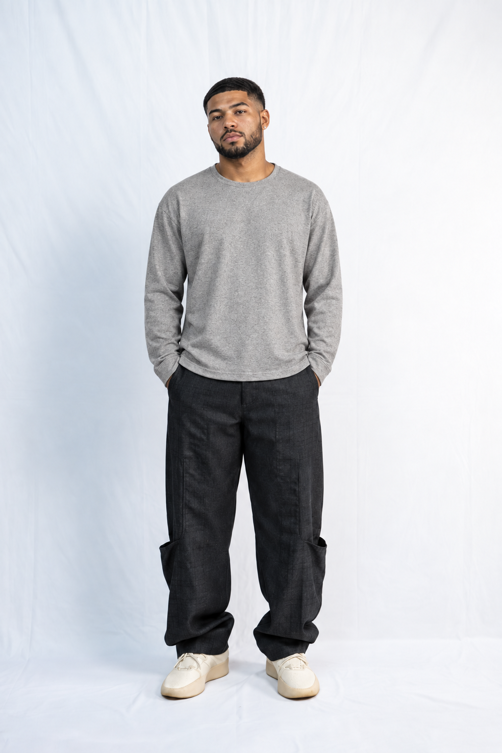 Ritratto studio con look casual moderno